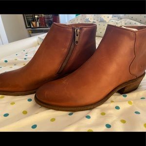 Frye Collection Women’s Carson Piping Bootie